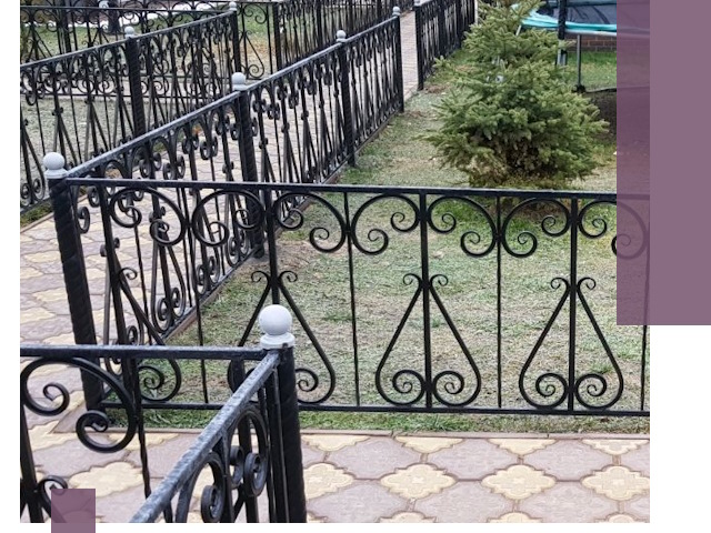 Кованые газонные ограждения под ключ в Борзе
